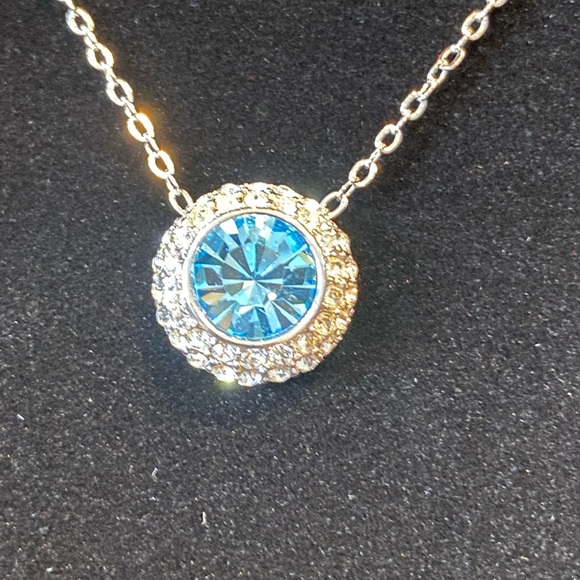 💥BEAUTIFUL SKY BLUE TOPAZ CZ SILVERTONE NECKLACE - Picture 2 of 7